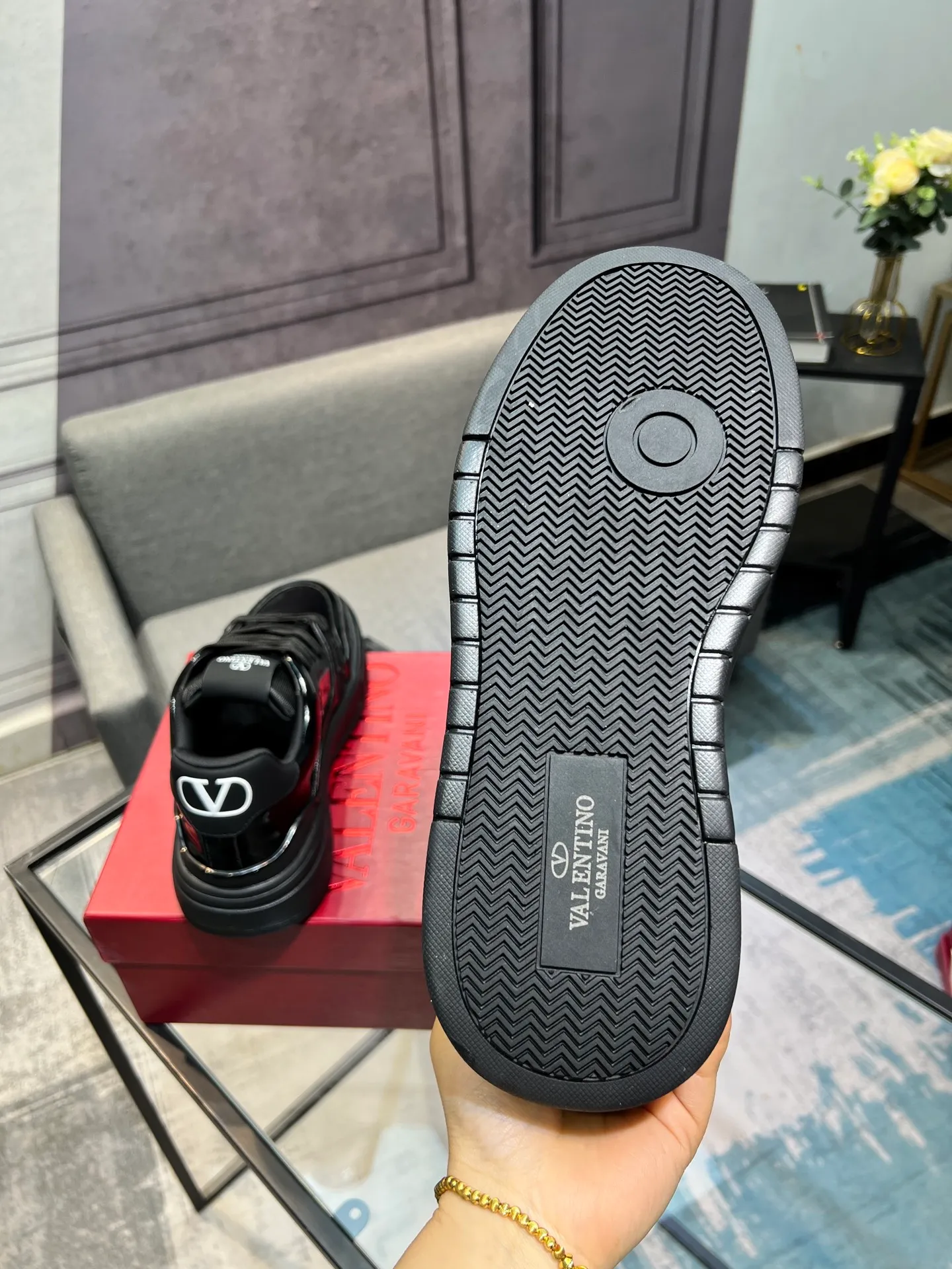 Men's men's shoes 💰660 𝑽𝒂𝒍𝒆𝒏𝒕𝒊𝒏𝒐 Valentino 𝑶𝒏𝒆𝑺𝒕𝒖𝒅 Couple's sneaker series Valentino 2025 latest couple's sneakers, celebrity style, hot sale. The original ZP was purchased and dismantled. Repeated pattern making and modification. I strive to restore the original version 1:1! Top luxury masterpiece, soft and comfortable, combining fashion and leisure, bringing excellent elegant texture and excellent on-foot comfort. Top purchase version upper: imported calfskin surface/original oil edge craftsmanship. Inner: water-dyed cowhide lining. Outsole: original development 𝐓𝐏𝐔 two-color combination outsole. Packaging: original configuration complete package. Code number: 35-44 yards. 34.45 can be customized. Can be customized (self-labeled-no label) order.